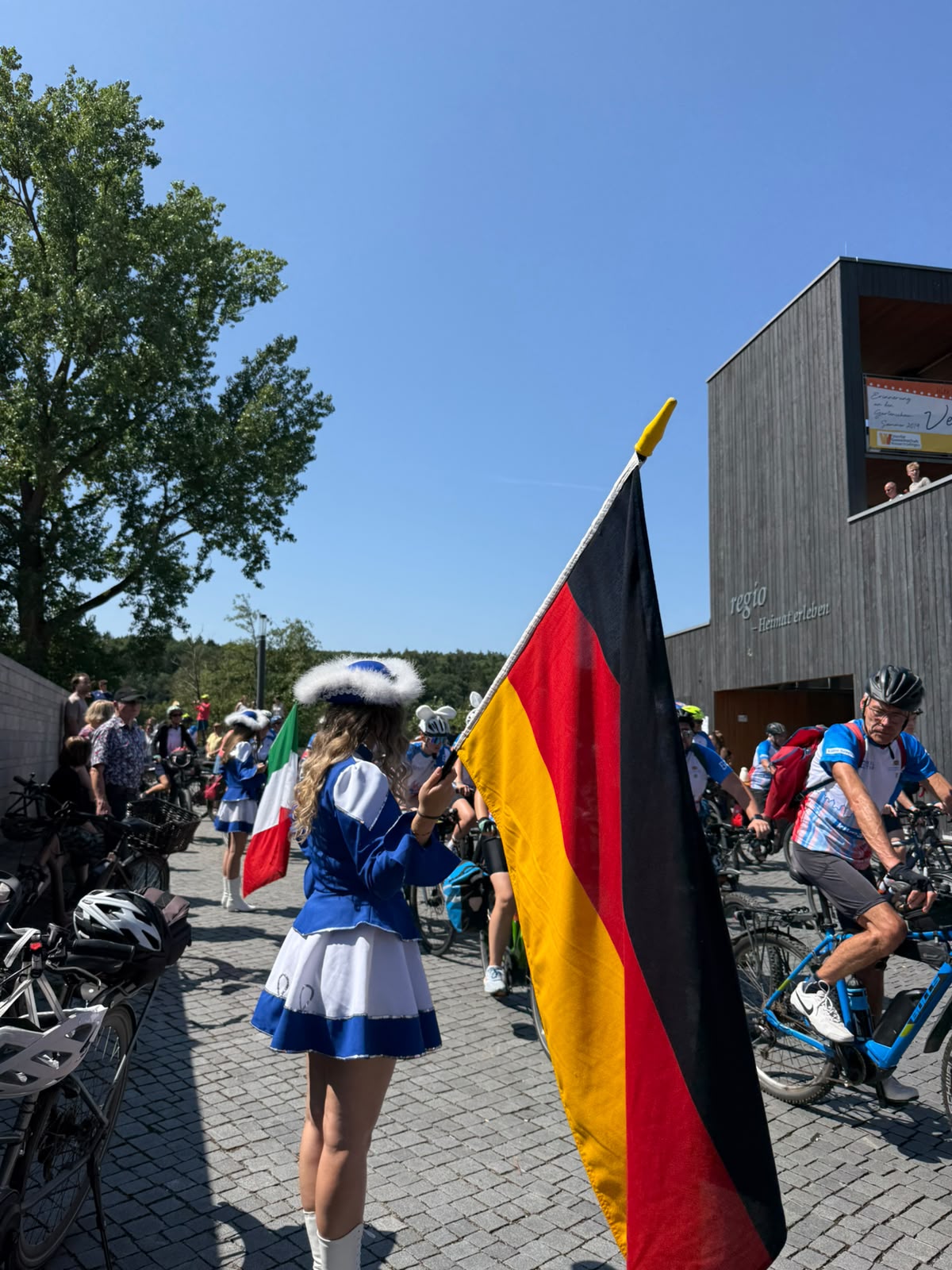 Die Jugendgarde begrüßt die Teilnehmerinnen und Teilnehmer der BR Radltour.