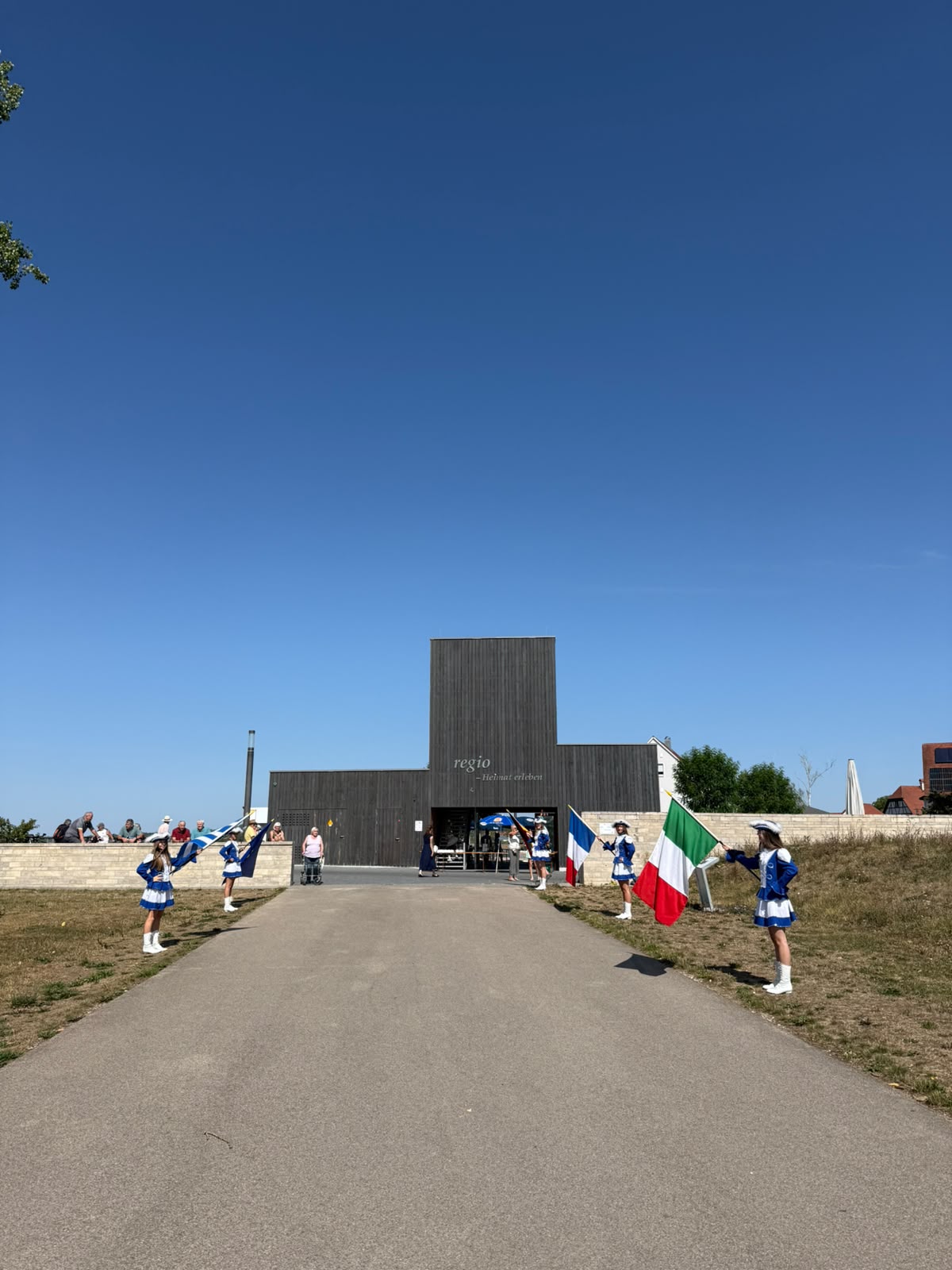 Die Jugendgarde beim Spalier für die BR Radltour.