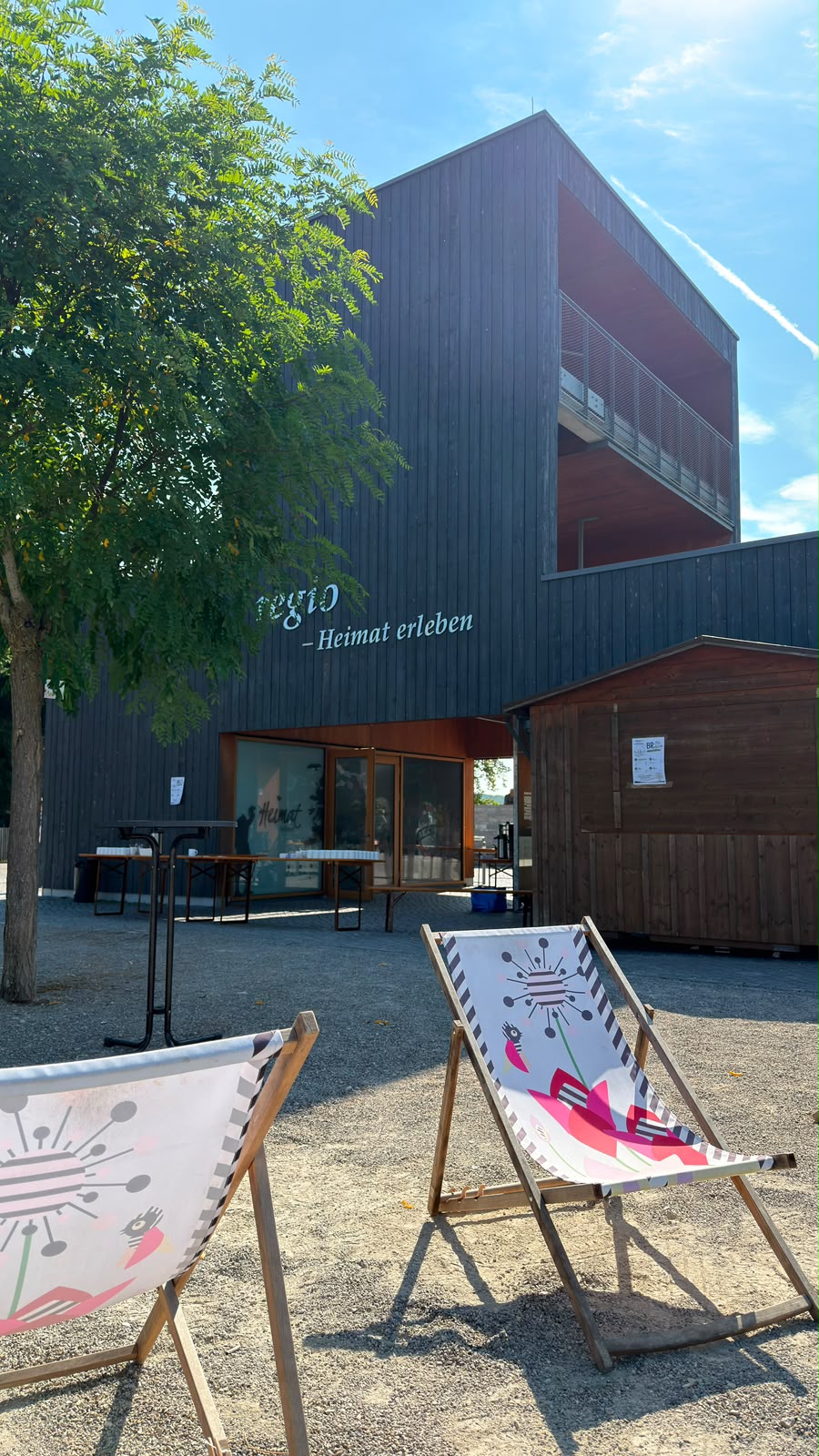 Der Regionalpavillon mit der Vereinsbude der Europa-Show-Tanzgarde.