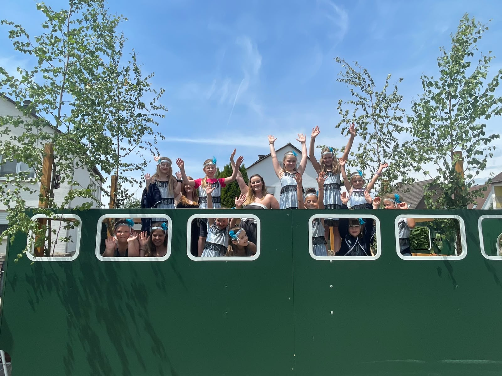 Die Kindergarde beim Trüdinger Volksfestumzug.